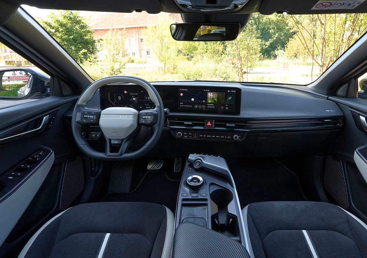 Tableau de bord moderne d'une voiture électrique.