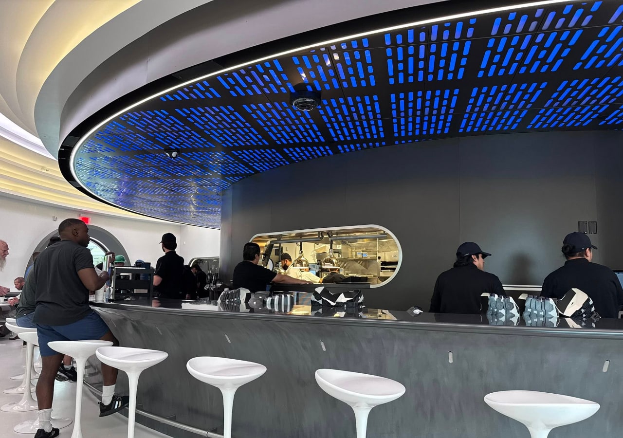 Intérieur moderne d'un café avec bar et employés.