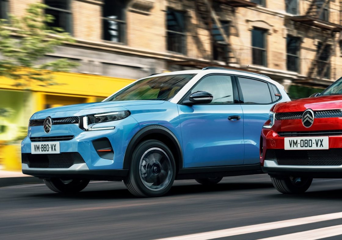 Deux voitures Citroën colorées sur la route.