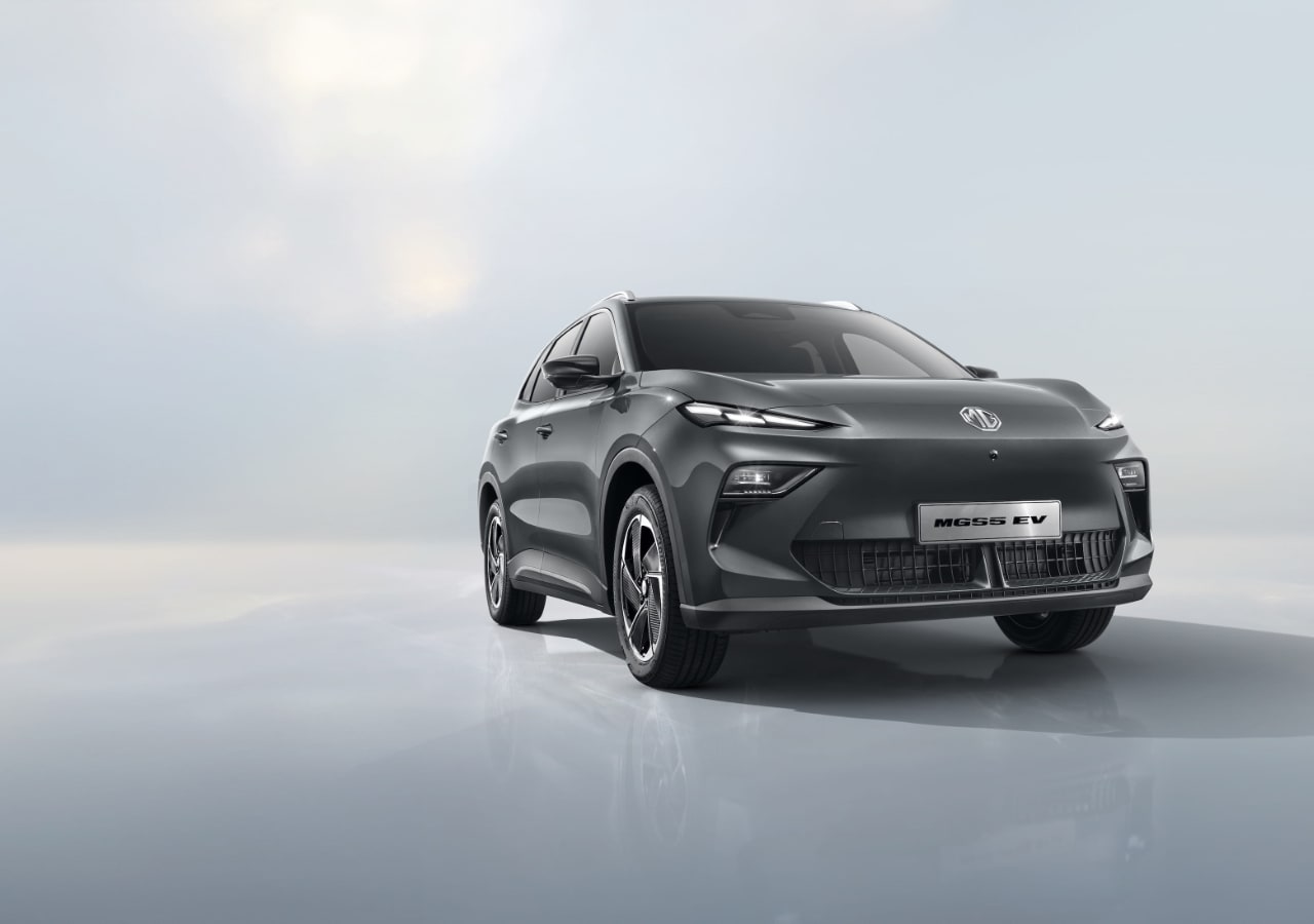 Voiture électrique grise sur fond clair.