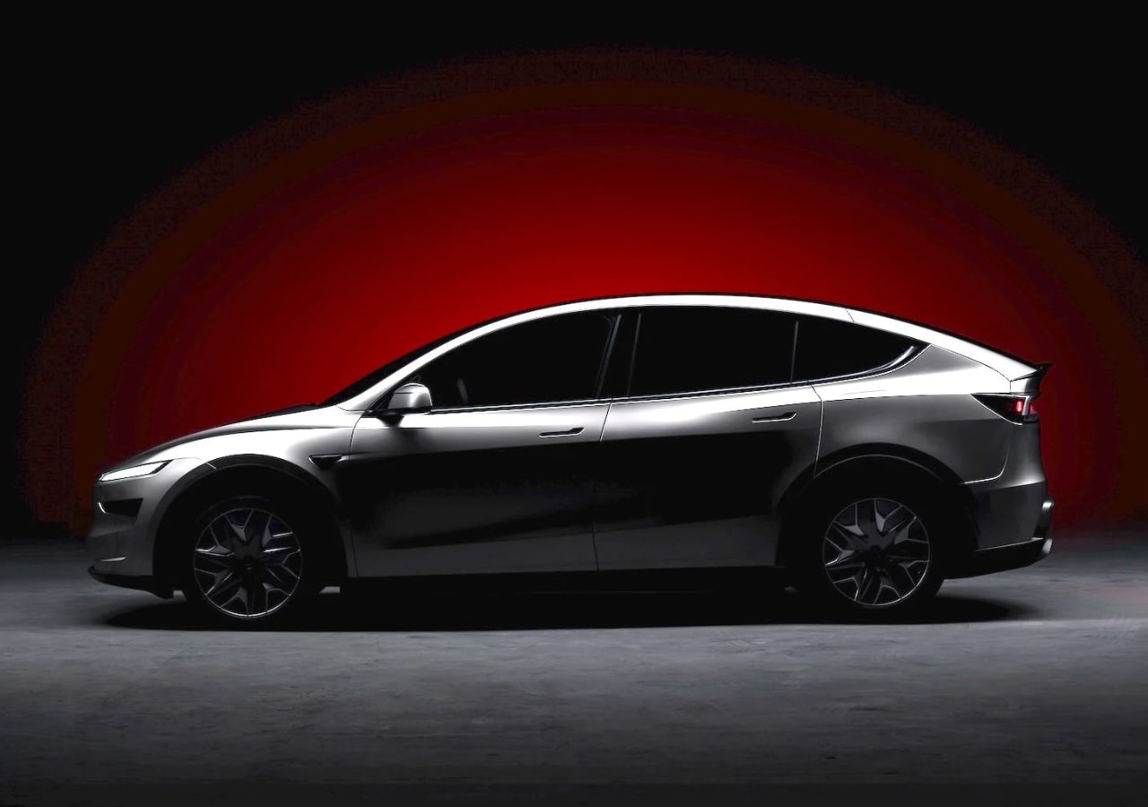 Voiture grise moderne sur fond rouge.