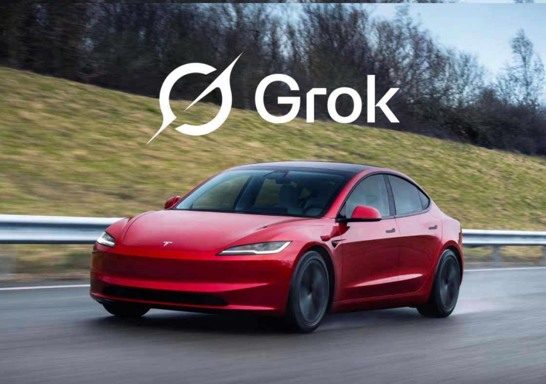 Voiture rouge électrique, logo Grok sur fond.