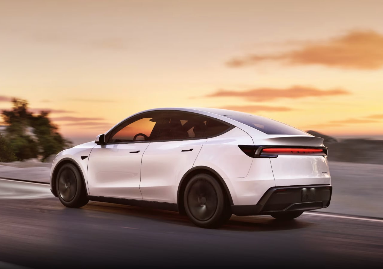 Voiture blanche roulant au coucher du soleil.