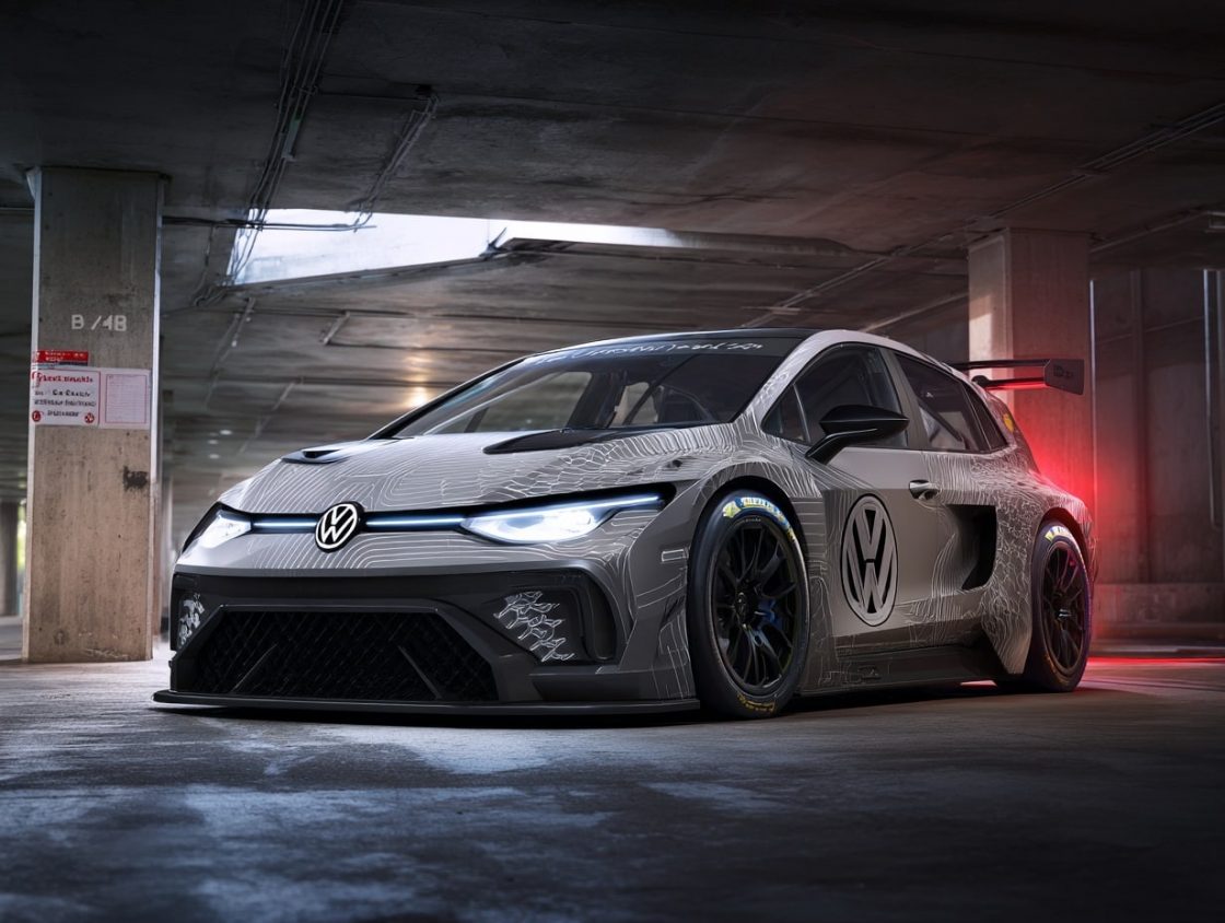 Voiture de course Volkswagen grise dans un parking.