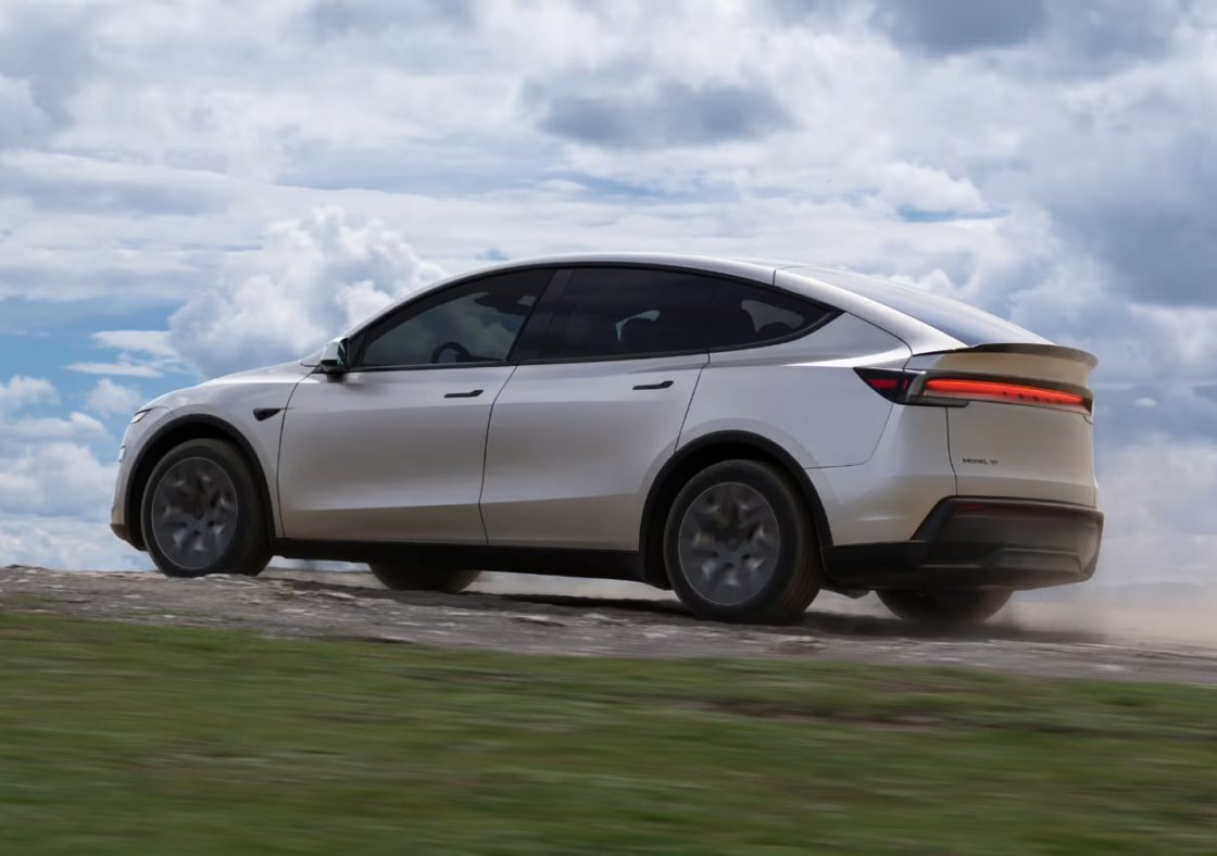 Voiture blanche roulant sur route de campagne.