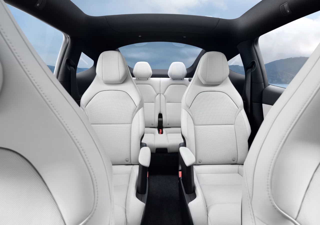 Intérieur de voiture avec sièges blancs.
