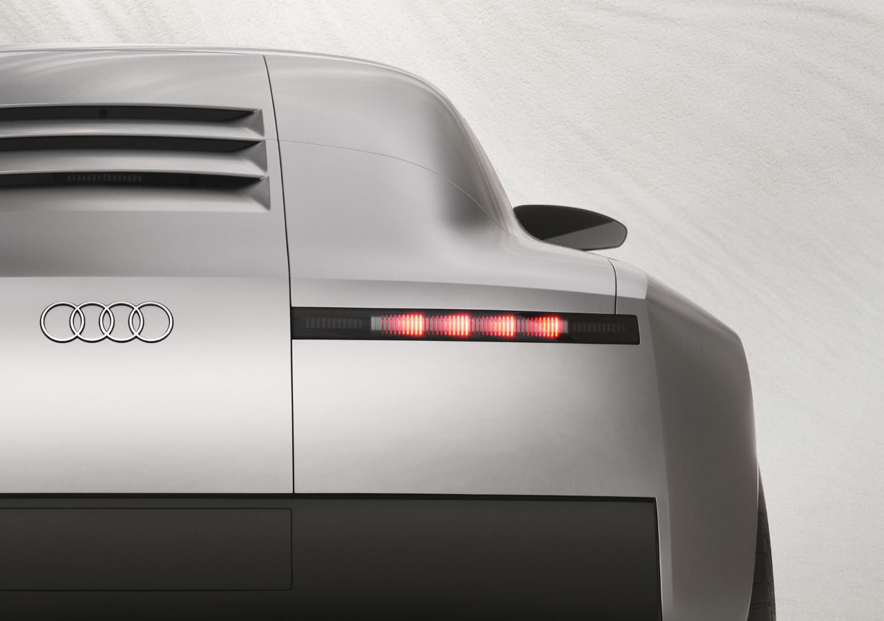 Arrière de voiture futuriste grise avec feux arrière rouges.