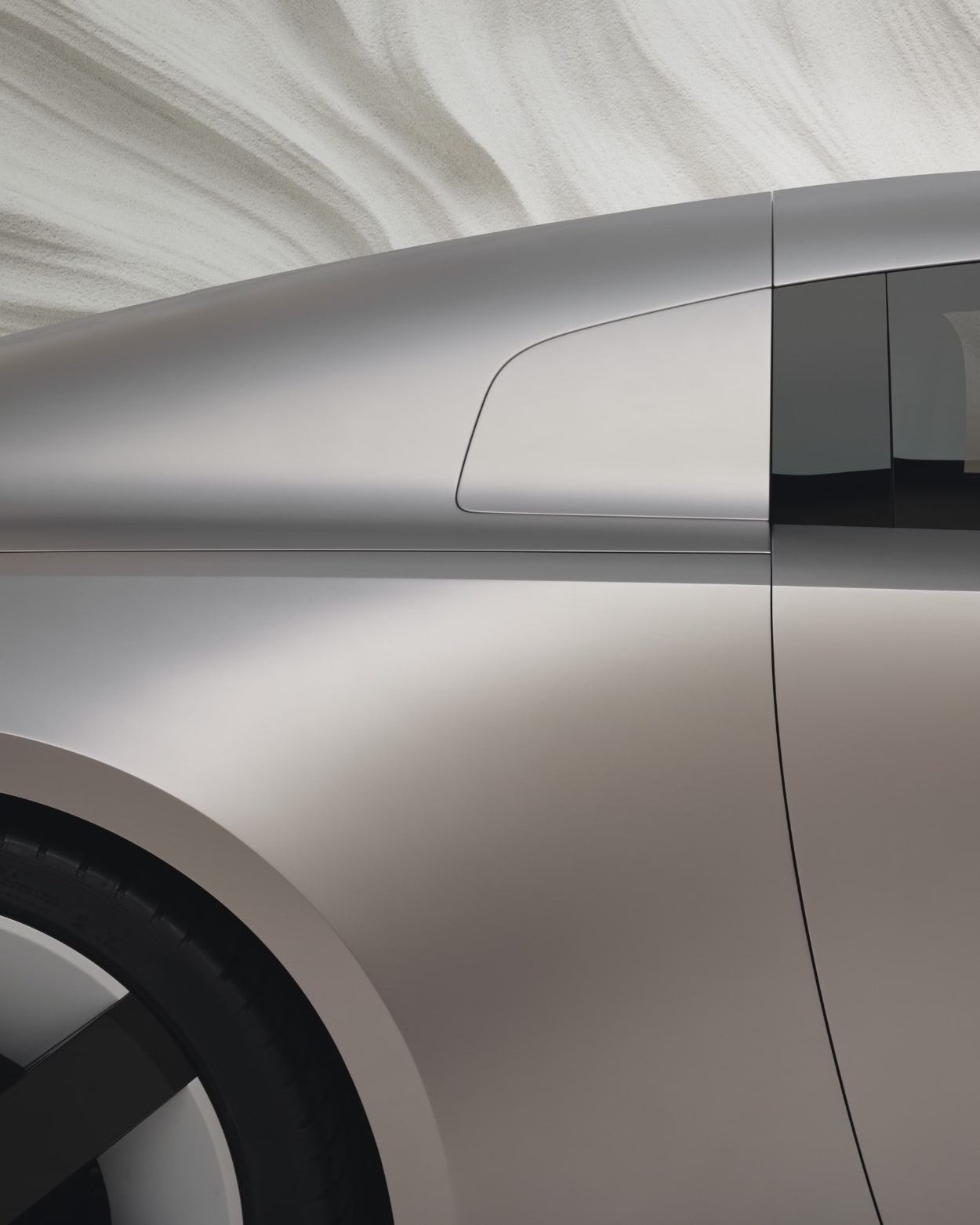 Vue latérale arrière d'une voiture grise moderne.