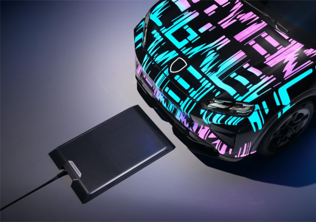 Voiture colorée avec dispositif de charge sans fil.