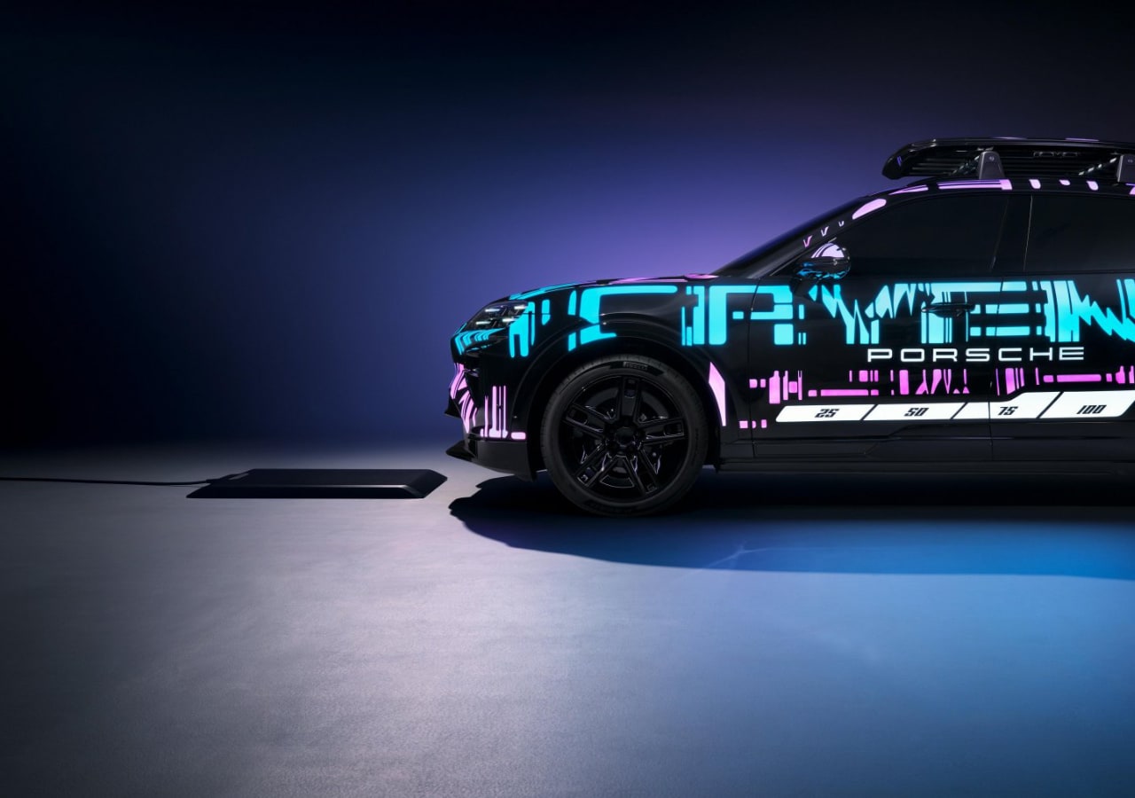 Voiture électrique futuriste avec motifs lumineux.